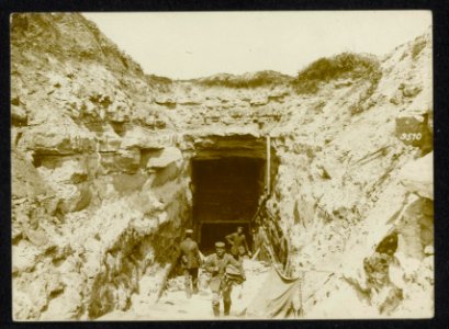 Die Schlacht am Damenweg. Am Eingang zur Barbarossahöhle einer der zahlreichen, Bestanddeelnr 158-1291