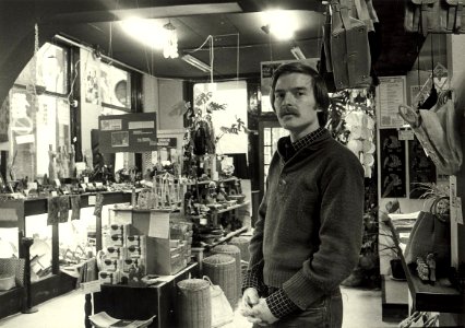 Dienstweigeraar, Peter Vossen, oud 27 jaar, winkelcoördinator bij de S.O.S, runt sinds juli van dit jaar het Haarlemse filiaal in de Zoetestraat 2. Aangekocht in 1977 van fotograaf C. de Boe, NL-HlmNHA 1478 25900 K 38