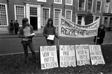 Dienstweigeraars demonstreren tegen Engelse samenspanningswet voor Engelse Ambas, Bestanddeelnr 928-1783