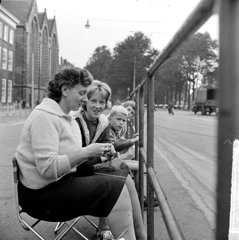 Deze dame heeft haar breiwerkje meegenomen, Bestanddeelnr 916-8824