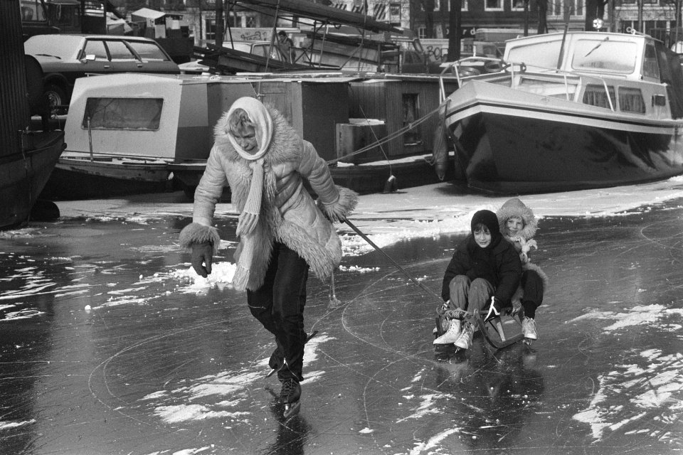 Dik ingepakte mensen in Amsterdam ijsplezier op Amsterdam Prinsengracht, Bestanddeelnr 933-8602
