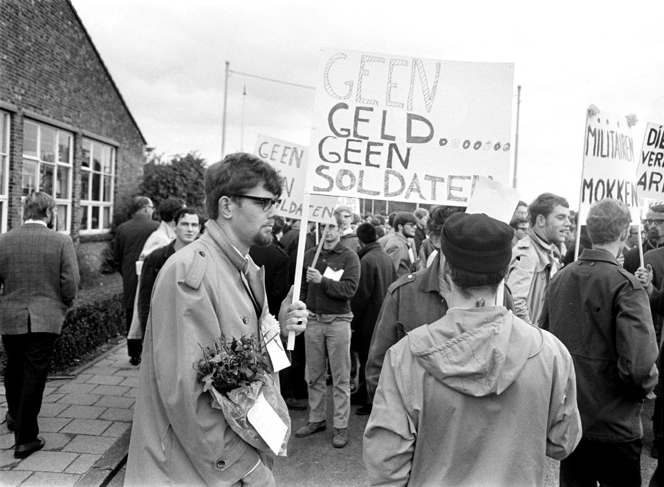 Dienstplichtige militairen demonstreren met borden voor meer salaris Den Haag . , Bestanddeelnr 922-9168