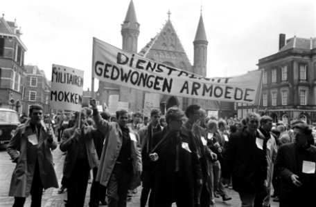 Dienstplichtige militairen demonstreren met borden voor m salaris Den Haag . Dem, Bestanddeelnr 922-9164