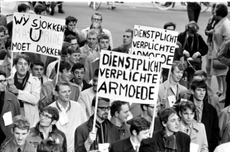 Dienstplichtige militairen demonstreren met borden voor meer salaris Den Haag, Bestanddeelnr 922-9162