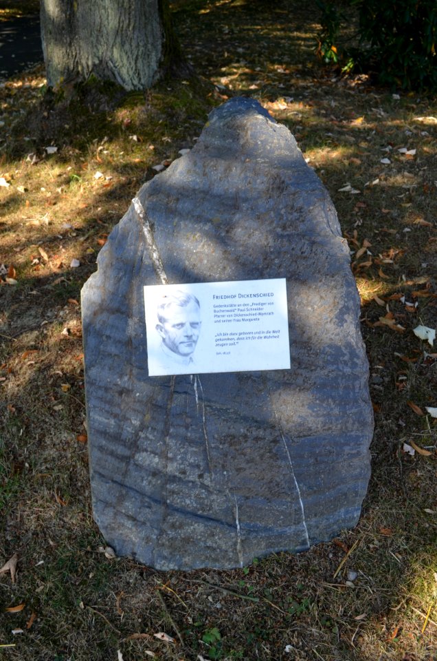 Dickenschied, Gedenkstätte Paul und Margarete Schneider, Stein vor dem Friedhof