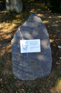 Dickenschied, Gedenkstätte Paul und Margarete Schneider, Stein vor dem Friedhof