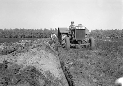 Diepenploegen met Fordson tractor, Bestanddeelnr 192-1090