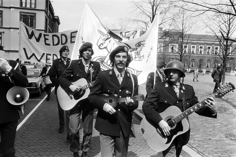 Dienstplichtigen met muziekinstrumenten en spandoeken, Bestanddeelnr 932-5711