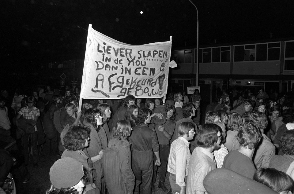 Dienstplichtige militairen van legerplaats De Wittenberg te Garderen slapen buit, Bestanddeelnr 926-6066