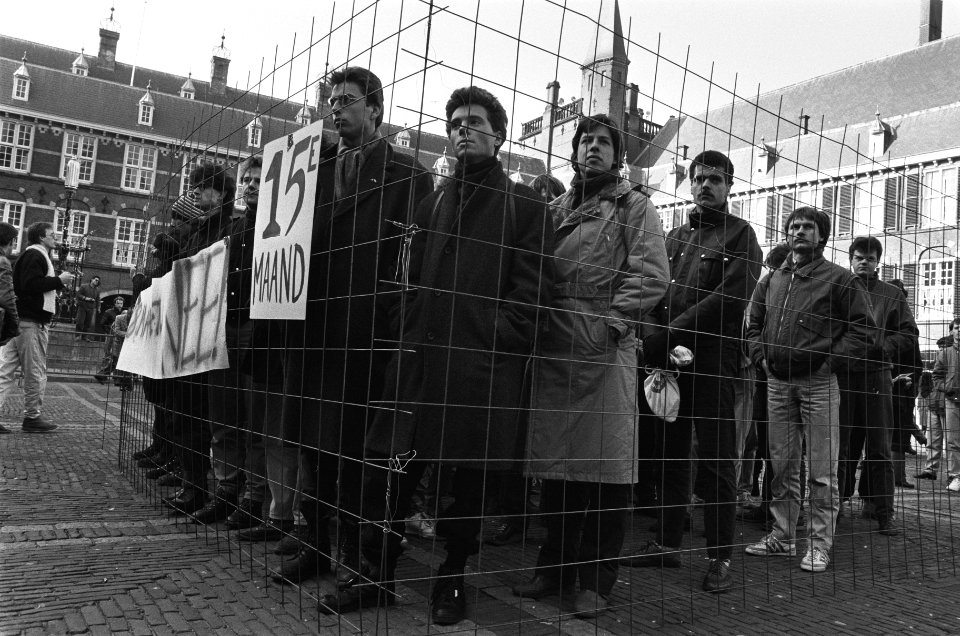 Dienstweigeraars demonstreerden in kooien op het Binnenhof, Bestanddeelnr 933-5674