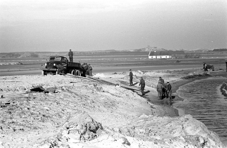 Dijkdichting op Schiermonnikoog door landmacht (200 man), Bestanddeelnr 913-5485