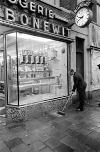 Diefstal bij firma Bonewit , de filiaalhouder in Kinkerstraat ruimt glas van geb, Bestanddeelnr 918-7325