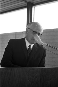 Dijkman, directeur Algemene Begraafplaatsen en Crematoria aan het woord, Bestanddeelnr 924-5882
