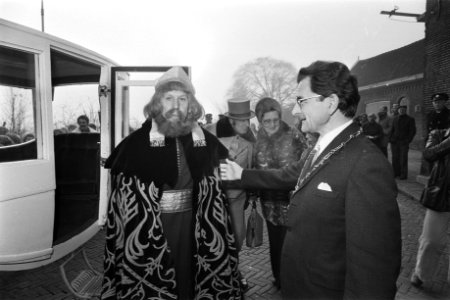 Diemen 750 jaar , Bisschop Otto II met burgemeester Strumphler Tiedeman, Bestanddeelnr 928-9383