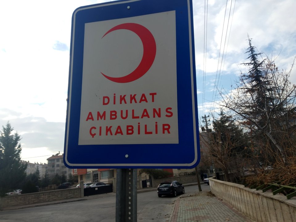 Dikkat ambulans çıkabilir levhası 2