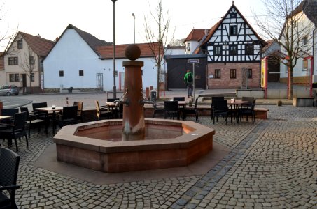 Diedenbergen, Weilbacher Straße 1, Brunnen vor dem Haus