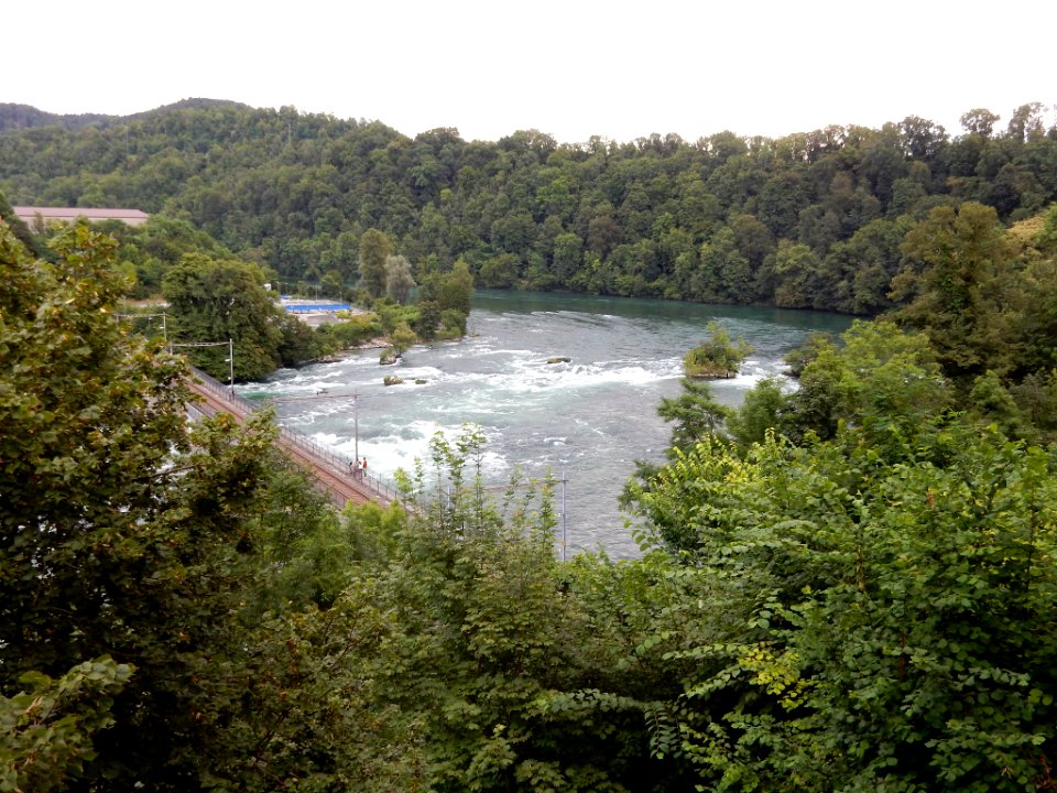 Die Eisenbahnbrücke Zur Sbb Haltestelle Rheinfall (165826409)
