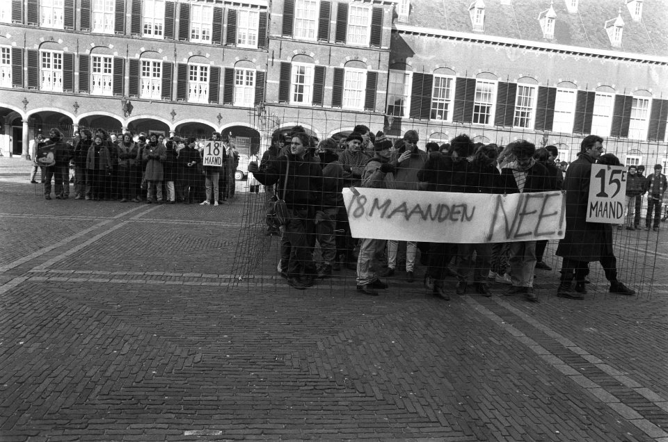 Dienstweigeraars demonstreerden in kooien op het Binnenhof, Bestanddeelnr 933-5676