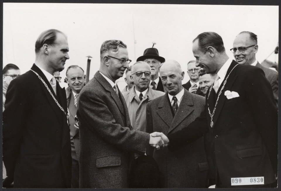Dijken, eilanden, ministers, burgemeesters, felicitaties, Algera J, Hout J G v, Bestanddeelnr 090-0830