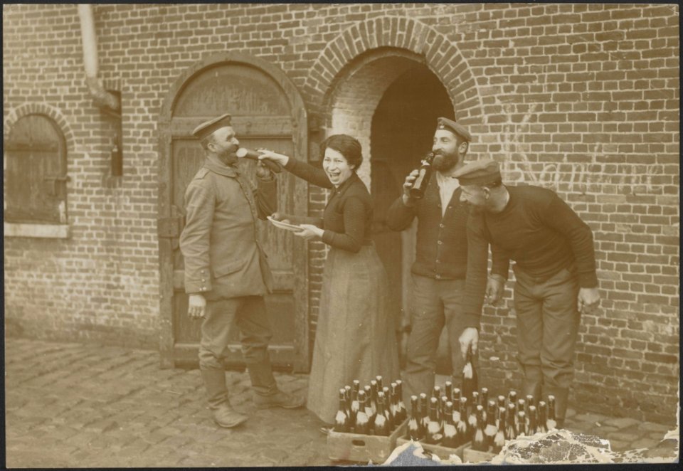 Die Hausfrau hat frische Wurst gekauft für die Manschaften welche bei Ihr wohnen, Bestanddeelnr 158-1758