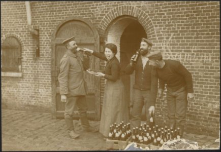 Die Hausfrau hat frische Wurst gekauft für die Manschaften welche bei Ihr wohnen, Bestanddeelnr 158-1758