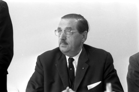 Dhr Schüttenhelm, voorzitter van de NTS, tijdens een persconferentie, Bestanddeelnr 921-7344