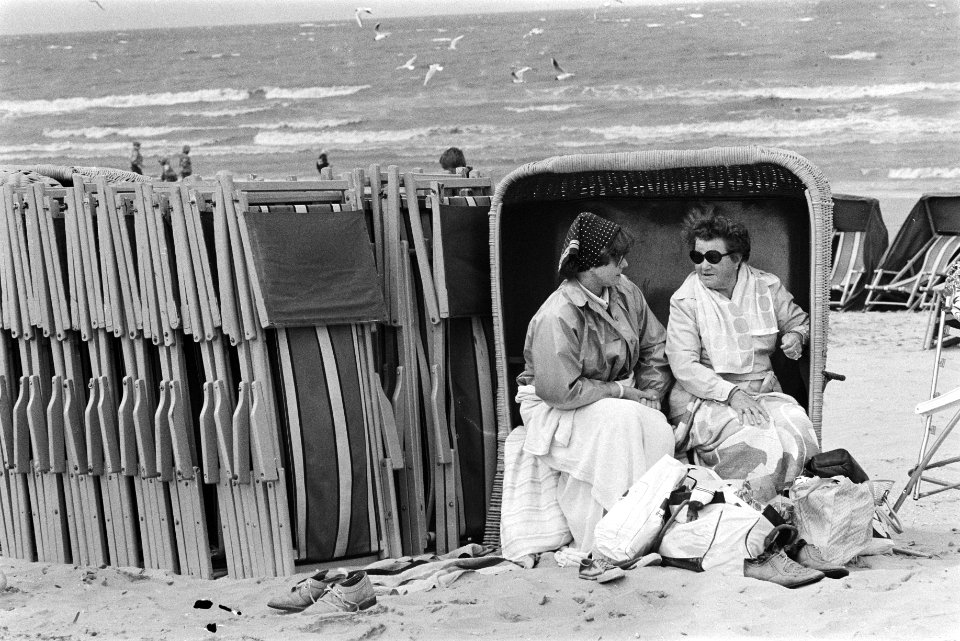 Dik aangekleed in strandstoelen in Zandvoort, Bestanddeelnr 931-5306
