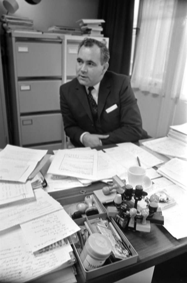 Dhr. H. H. Voogd, rector van de Rijksscholengemeenschap Erasmus te Almelo, Bestanddeelnr 923-0488