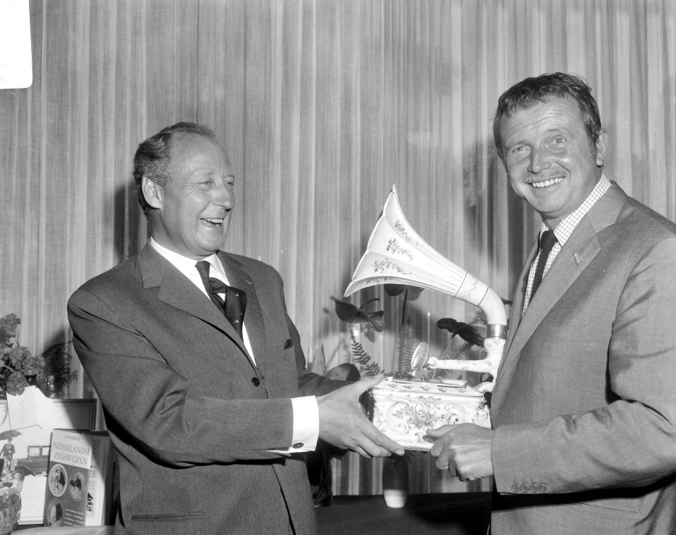 Dhr. G.M. van Oord (dir. Bovema (l) laat Toon Hermans een zeldzame porceleinen g, Bestanddeelnr 919-5727