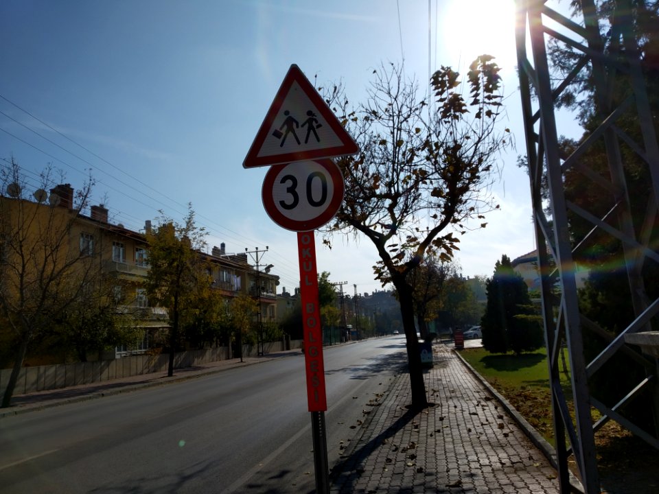 Dikkat okul levhası ve hız sınırı levhası
