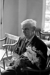 Dhr. Cornelis Bredijk 103 jaar kreeg bloemetje van Rode Kruis in de Roelierstraa, Bestanddeelnr 920-5178