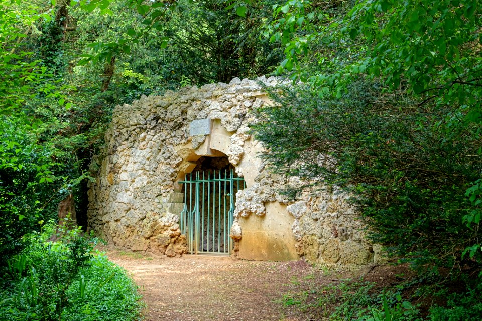 Dido's Cave, Stowe - Buckinghamshire, England - DSC07021