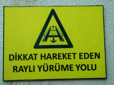 Dikkat Hareket Eden Raylı Yürüme Yolu