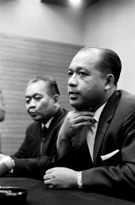 Dhr Sharif , Indonesisch Zaakgelastigde in ons land Naast hem Abdul Sidik, Bestanddeelnr 915-5121