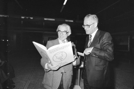 Dick Houwaart overhandigt boek Nieuws, 150 jaar krantenkijk aan burgemeester P, Bestanddeelnr 929-9135