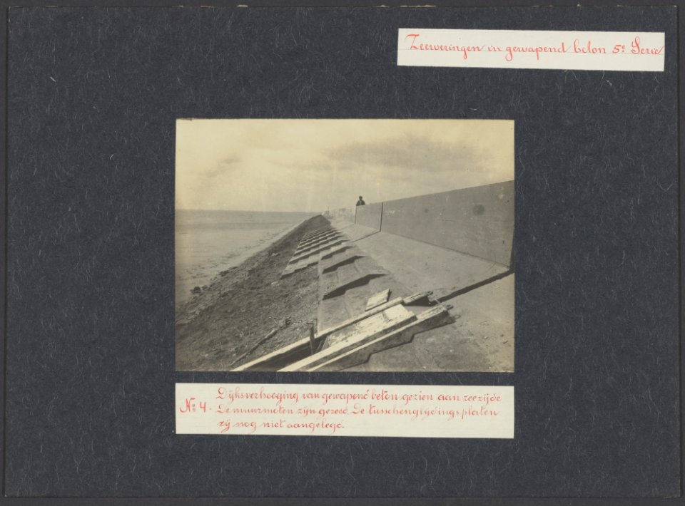 Dijkverhoging van gewapend beton gezien aan de zeezijde. De muurmoten zijn geree, Bestanddeelnr 11