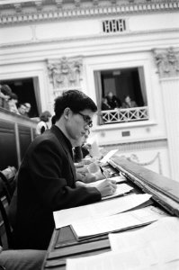 Dhr Kao een medewerker van de Chinese Ambassade op de publieke tribune, Bestanddeelnr 931-2920