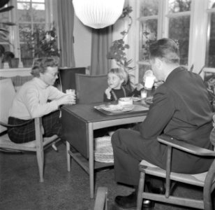Dhr. en Mevr. Svendsen ontbijten met hun dochter, Bestanddeelnr 252-8739