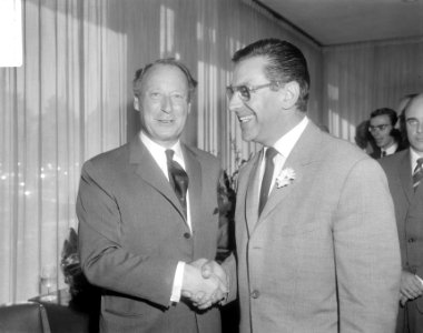 Dhr. G.M. van Oord (dir. Bovema (l) met Lou van Rees, Bestanddeelnr 919-5731