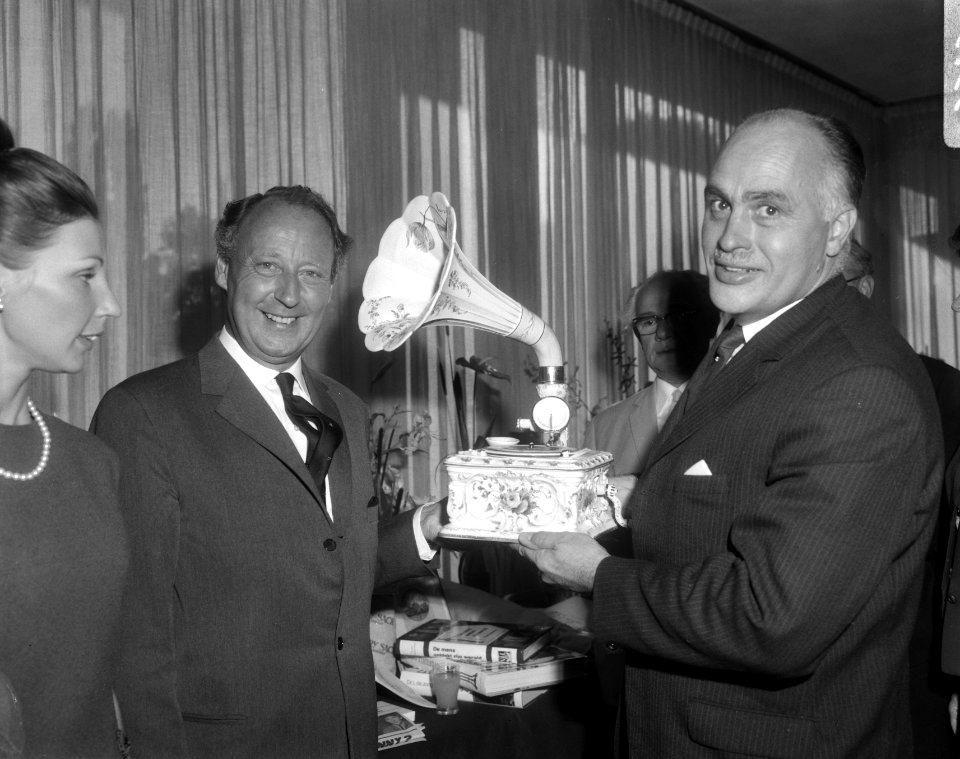 Dhr. G.M. van Oord (dir. Bovema (l) laat een der aanwezigen een zeldzame porcel…, Bestanddeelnr 919-5730