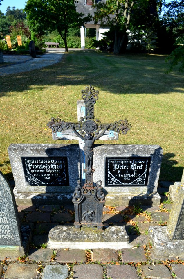 Dickenschied, Friedhof, Eisenkreuz