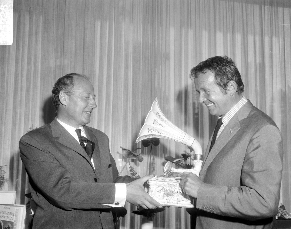 Dhr. G.M. van Oord (dir. Bovema (l) laat Toon Hermans een zeldzame porceleinen g, Bestanddeelnr 919-5728