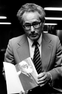 Dick Houwaart (ex-hoofdredacteur Dagblad van het Oosten) presenteert zijn boek , Bestanddeelnr 927-9237