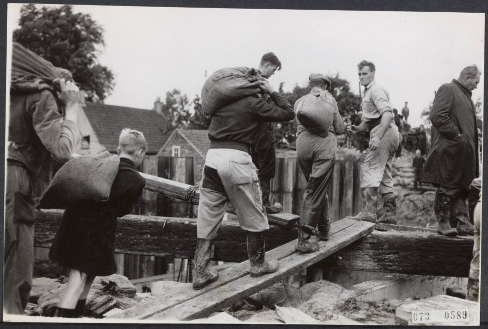 Dichting vna het gat in de de dijk van Schuddebeurs'. De storm van de afgelopen, Bestanddeelnr 073-0589