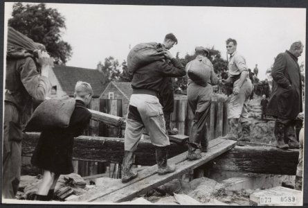 Dichting vna het gat in de de dijk van Schuddebeurs'. De storm van de afgelopen, Bestanddeelnr 073-0589