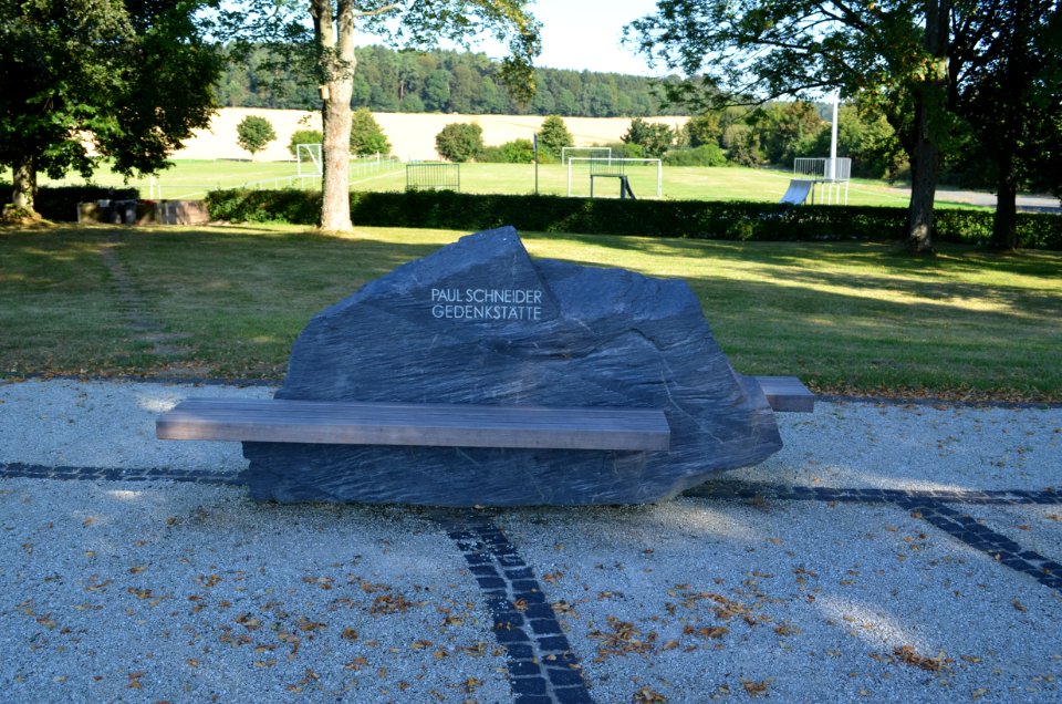 Dickenschied, Gedenkstätte Paul und Margarete Schneider, auf dem Friedhof (1)