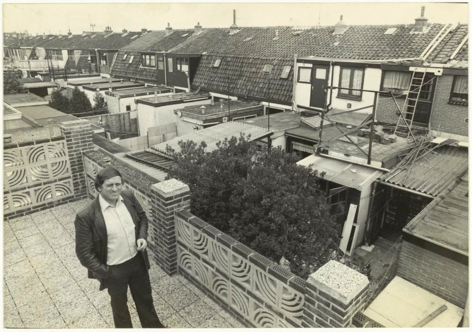 Dhr. Dijkshoorn op zijn balkon aan de Generaal Cronjéstraat met zicht op de achtergevel van de huizen aan de Generaal Bothastraat. NL-HlmNHA 54015202