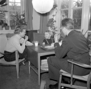Dhr. en Mevr. Svendsen ontbijten met hun dochter, Bestanddeelnr 252-8737