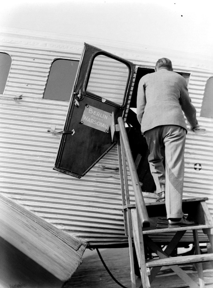 Dhr. Matthias stapt in de Junkers G24 D-1089 Hestia die voor de lufthansa de lij, Bestanddeelnr 190-0061