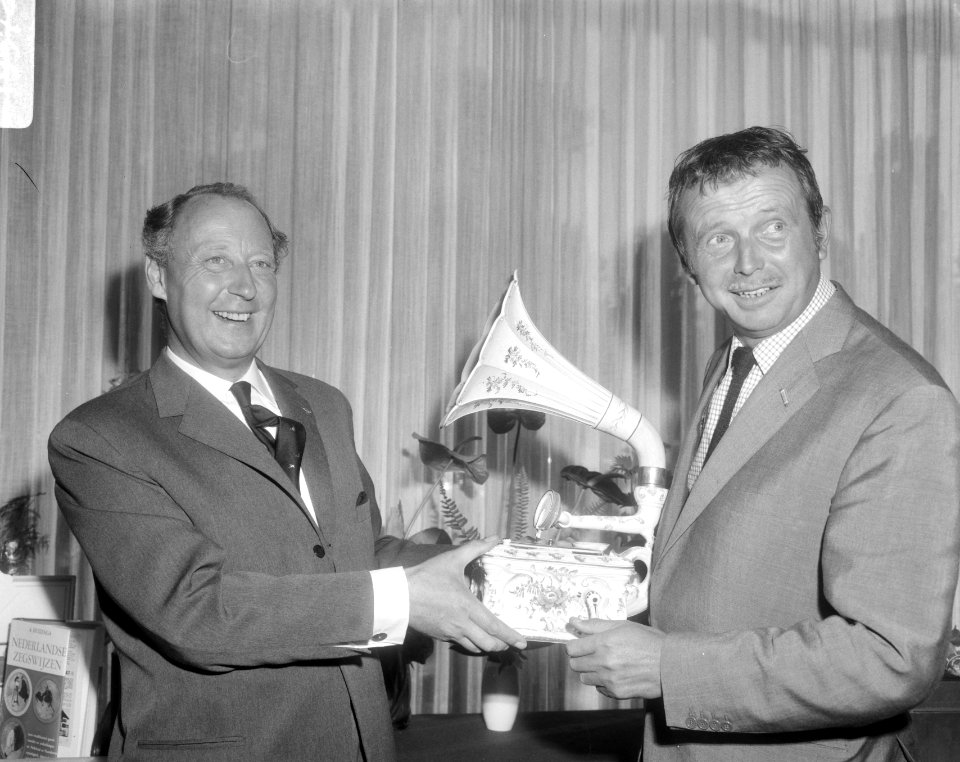 Dhr. G.M. van Oord (dir. Bovema (l) laat Toon Hermans een zeldzame porceleinen g, Bestanddeelnr 919-5726